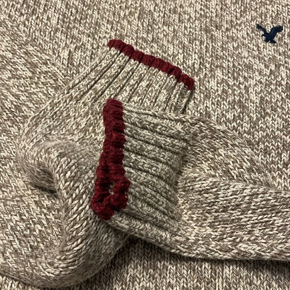 And American Eagle outfitters athletic fit men’s L oatmeal sweater burgundy cuff - Picture 5 of 10